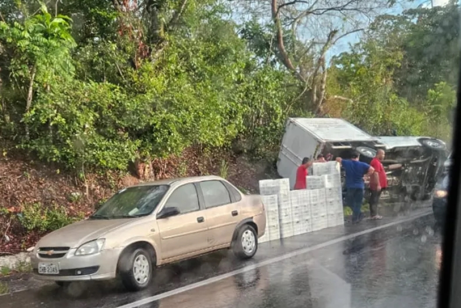 Pista molhada causa tombamento de caminhão de queijo na BR-316 em Satuba