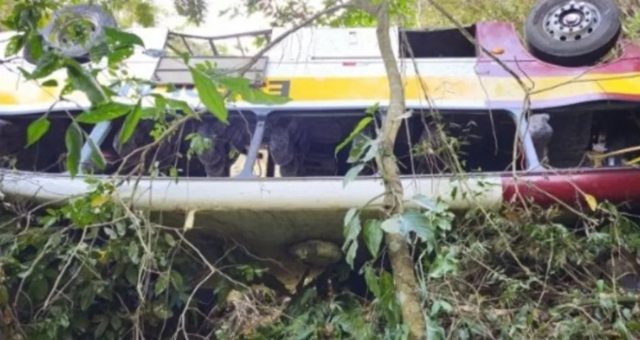 Retirada de ônibus acidentado na Serra da Barriga será feita por içamento com guindastes
