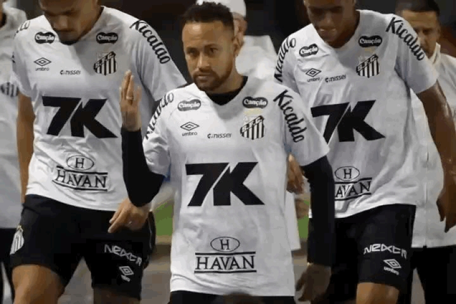 Neymar se Irrita com Provocações e Demonstra Apoio ao Santos em Jogo da Copa do Brasil em Maceió