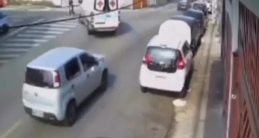 Ambulância Atropela Criança e Mulher em Faixa de Pedestres em Guarulhos