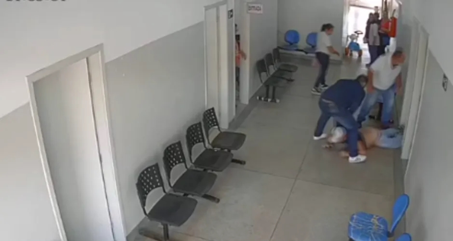 Câmera flagra ex-marido trancando sala e esfaqueando enfermeira em posto de saúde