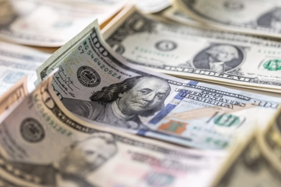 Dólar dispara e bolsa cai em meio a temores fiscais e incertezas sobre IOF