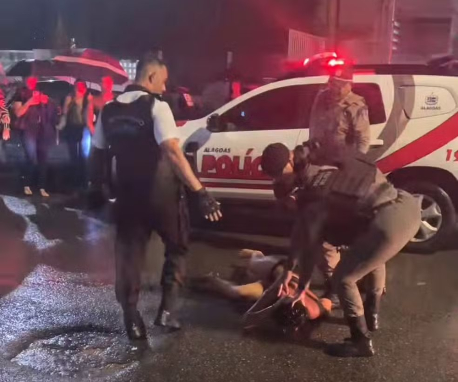 Jovem tem surto psicótico, interrompe trânsito e é contida com spray de pimenta pela PM em Maceió