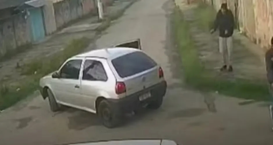 Policial militar é assassinado a tiros dentro de carro,