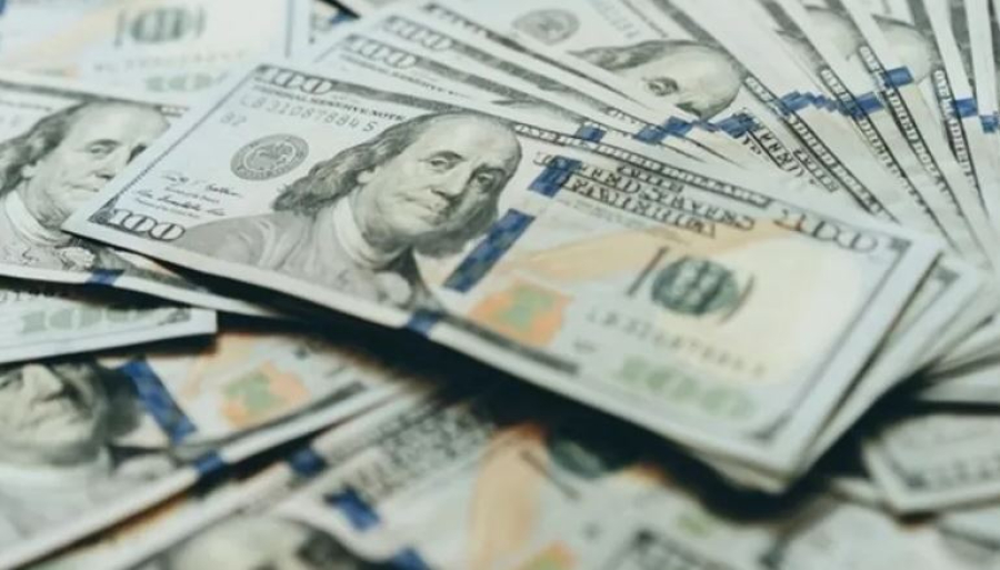 Dólar Cede Terreno em Meio a Dados Econômicos Globais e Repercussões do Tarifaço de Trump