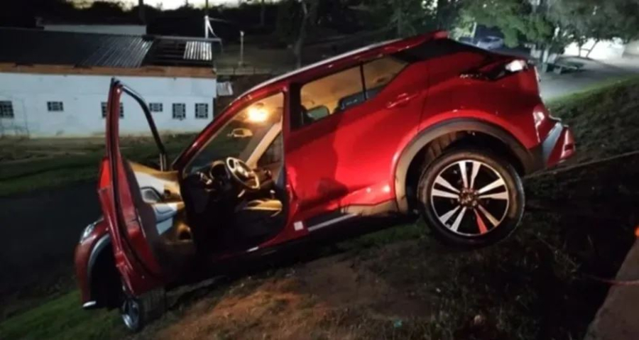 Idosa é resgatada de carro prestes a cair em barranco