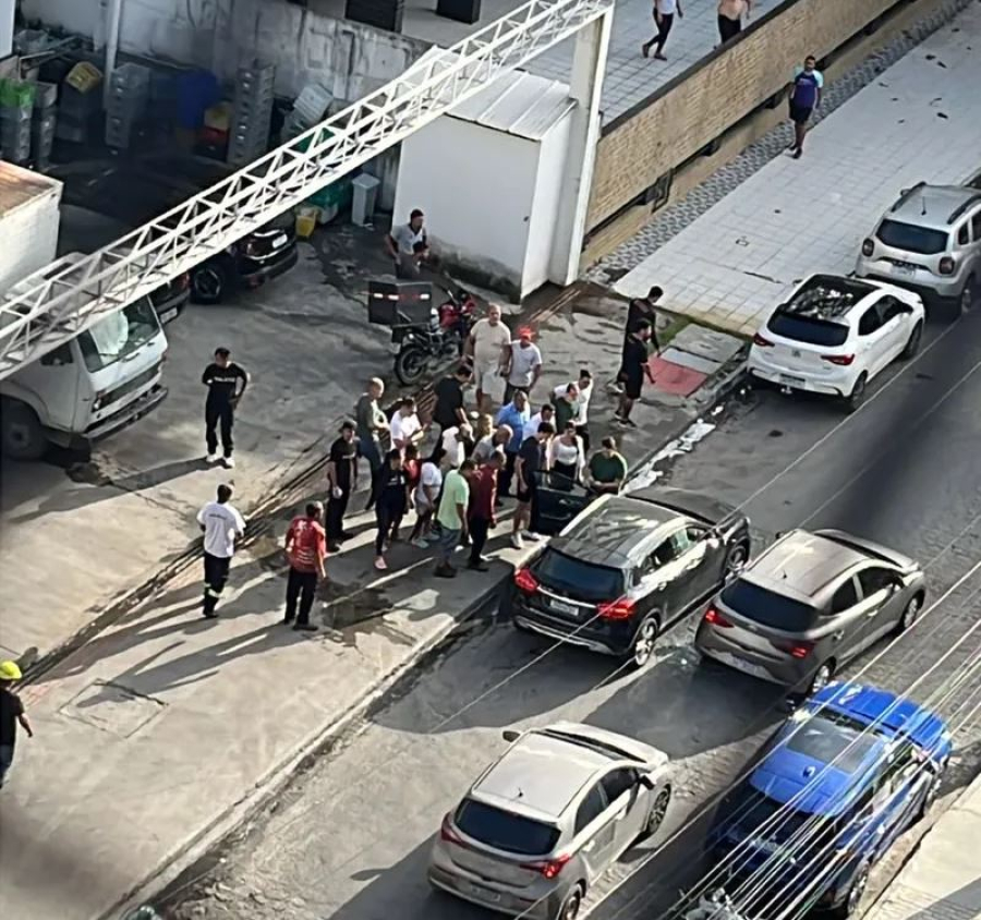 Homem sofre tentativa de homicídio em plena Ponta Verde; carro de luxo crivado de balas