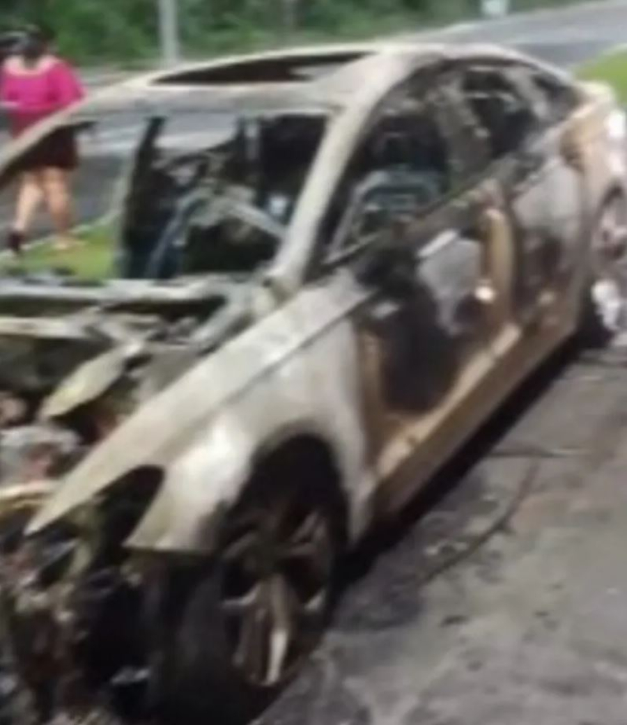 Incêndio destrói carro na Avenida Durval de Góes Monteiro, em Maceió