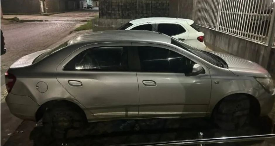 Homem com sinais de embriagado é preso dirigindo carro roubado