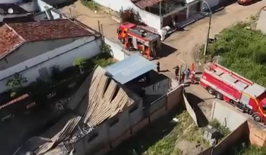 Incêndio de grandes proporções destrói fábrica de estofados