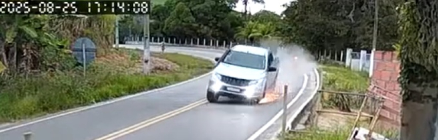 Motociclista escapa por pouco de ser atingido por pneu solto de caminhonete 