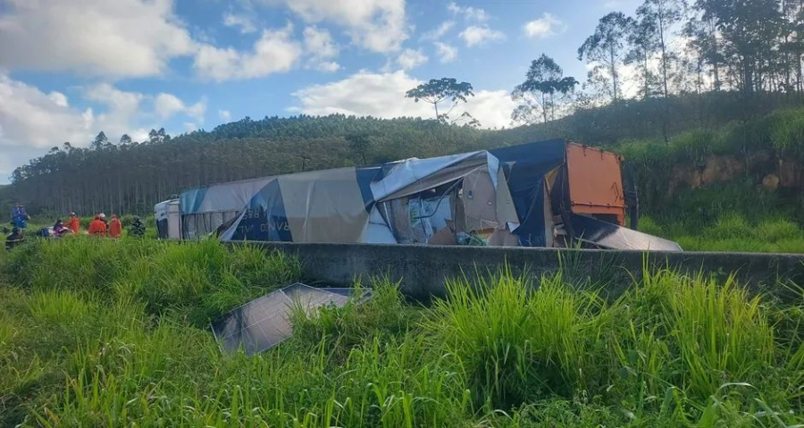 Carreta carregada de placas solares tomba na BR-101, deixando dois feridos e carga saqueada