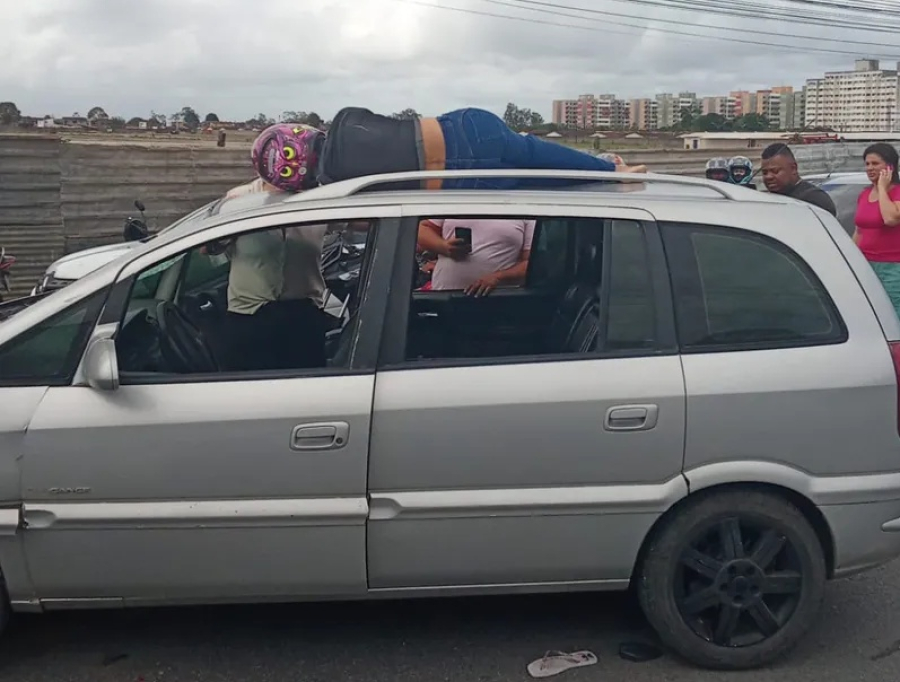 Motociclista é arremessada para cima de carro após colisão Macéio