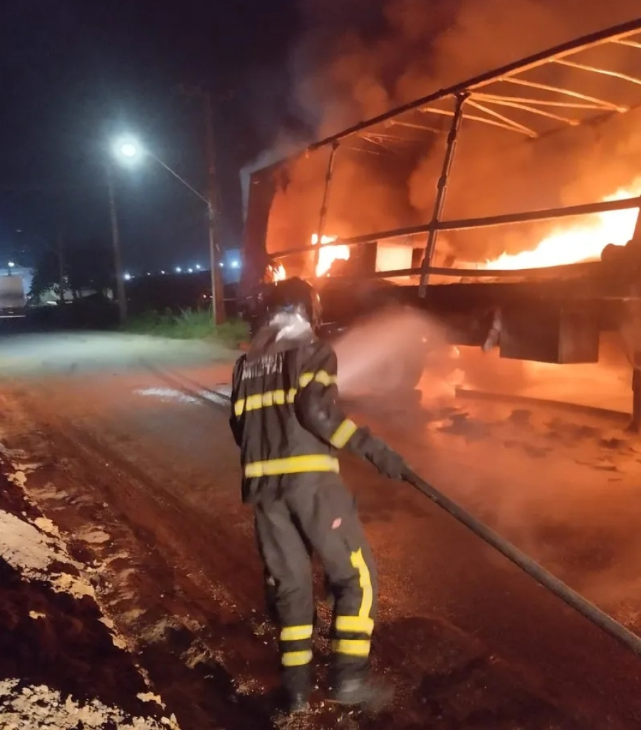 Carreta carregada com cerâmica pega fogo em Rio Largo