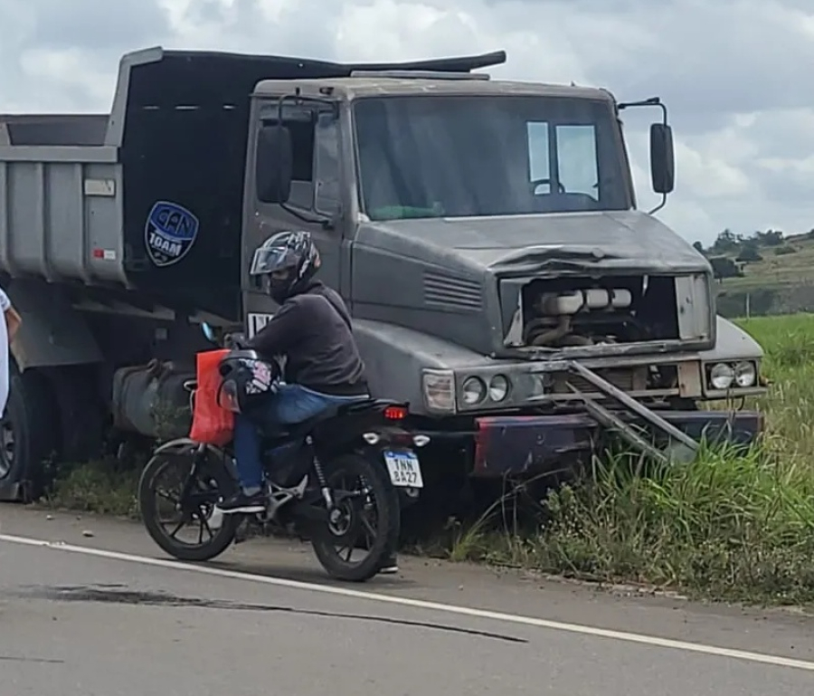 Vídeo: Jovem morre em colisão com caçamba em Arapiraca