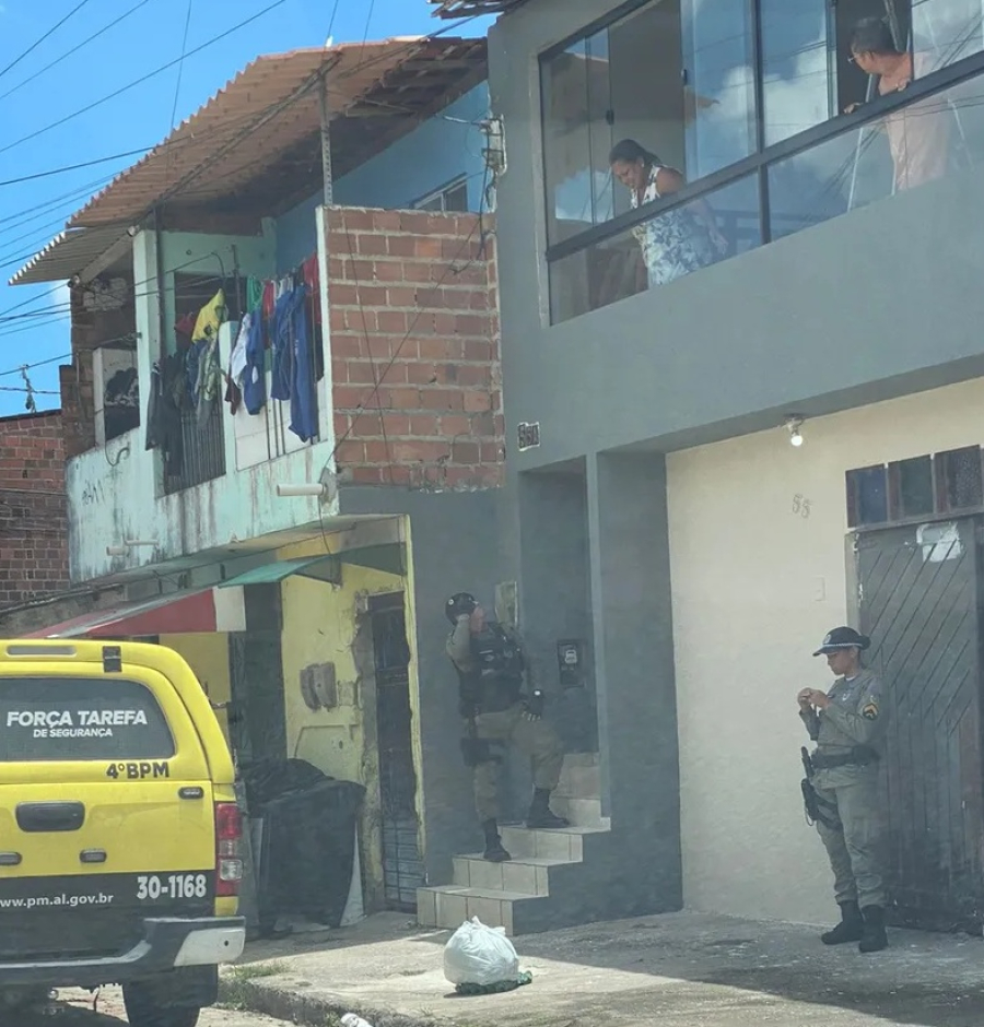 Jovem é assassinado a tiros dentro de casa no Clima Bom, em Maceió