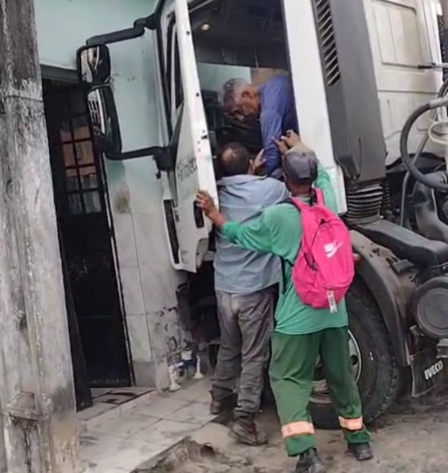 Motorista de caminhão de lixo passa mal e veículo atinge casa em São Miguel dos Campos