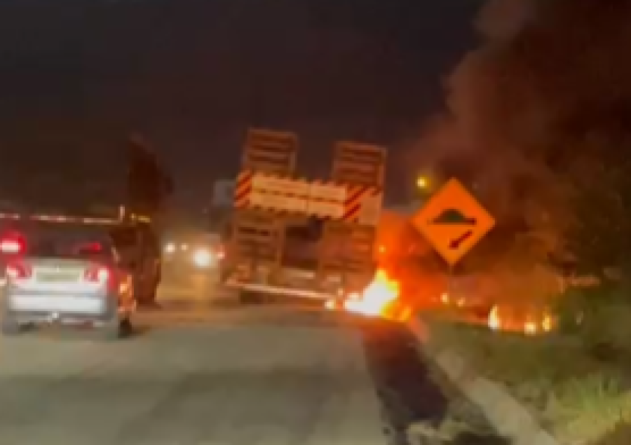 Caminhão prancha pega fogo na BR-101 em São Miguel dos Campos