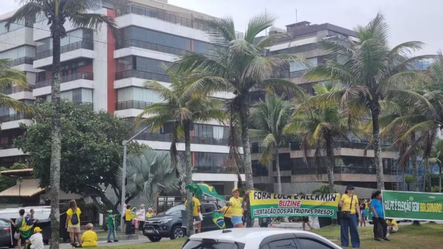 Apoiadores de Bolsonaro protestam no Rio após prisão do ex-presidente; confusão em vigília em Brasília
