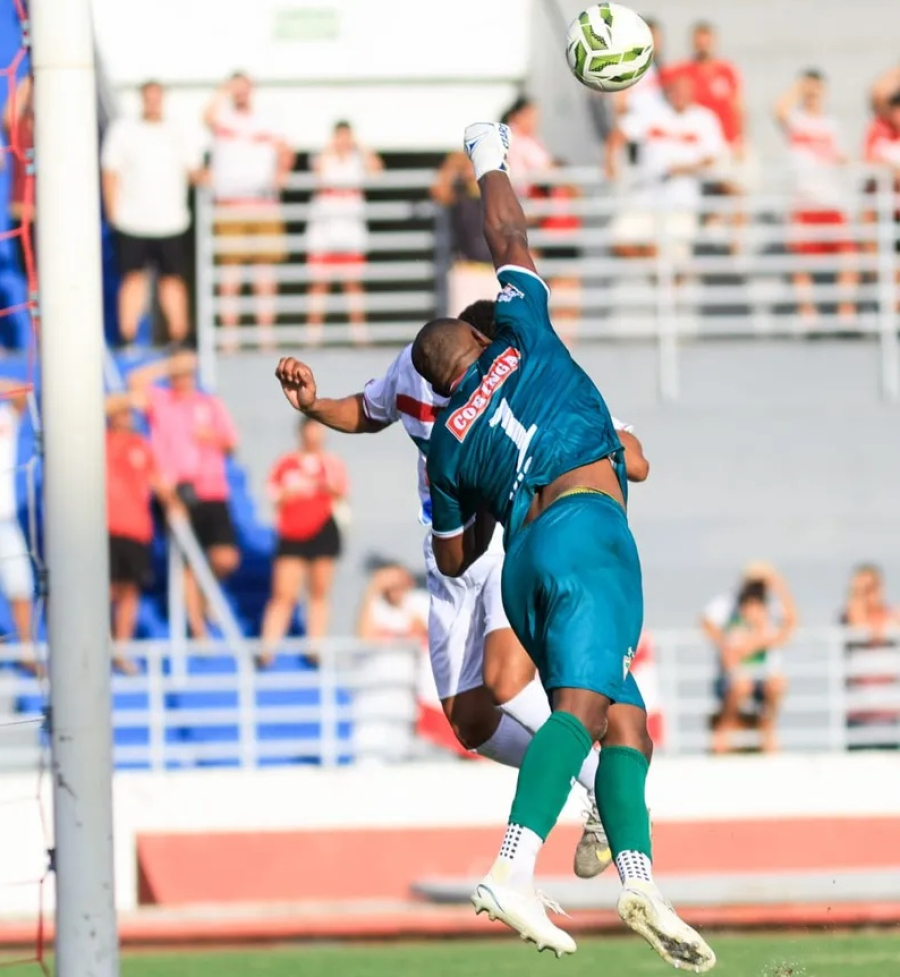 CSE tropeça na estreia do Alagoano, mas goleiro Jeferson brilha com 10 defesas contra o CRB