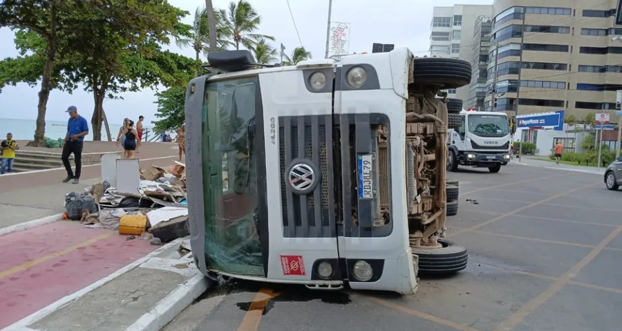 Caminhão de lixo tomba e espalha resíduos em avenida movimentada na Ponta Verde