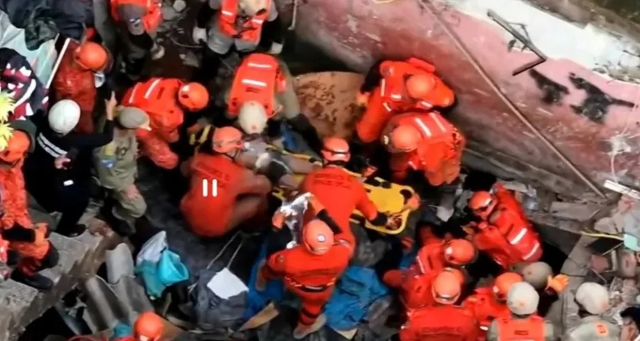 Criança de 7 anos é resgatada após passar 5 horas soterrada em desabamento no Rio