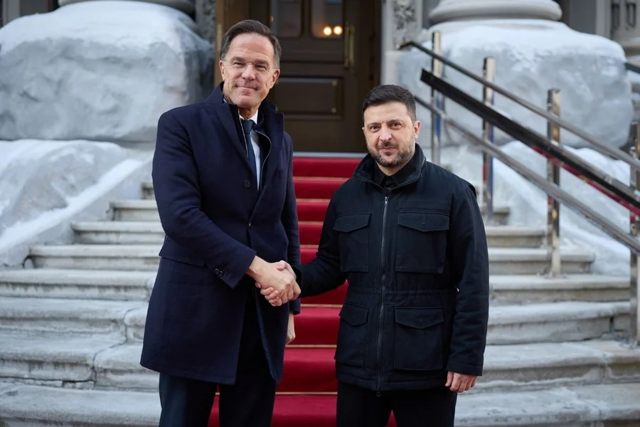 Secretário da Otan visita Kiev após maior ataque de drones e mísseis do ano; Zelensky denuncia ofensiva contra escola