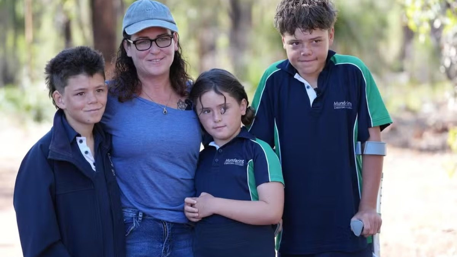 Adolescente nada 4 horas seguidas em mar aberto para salvar mãe e irmãos 