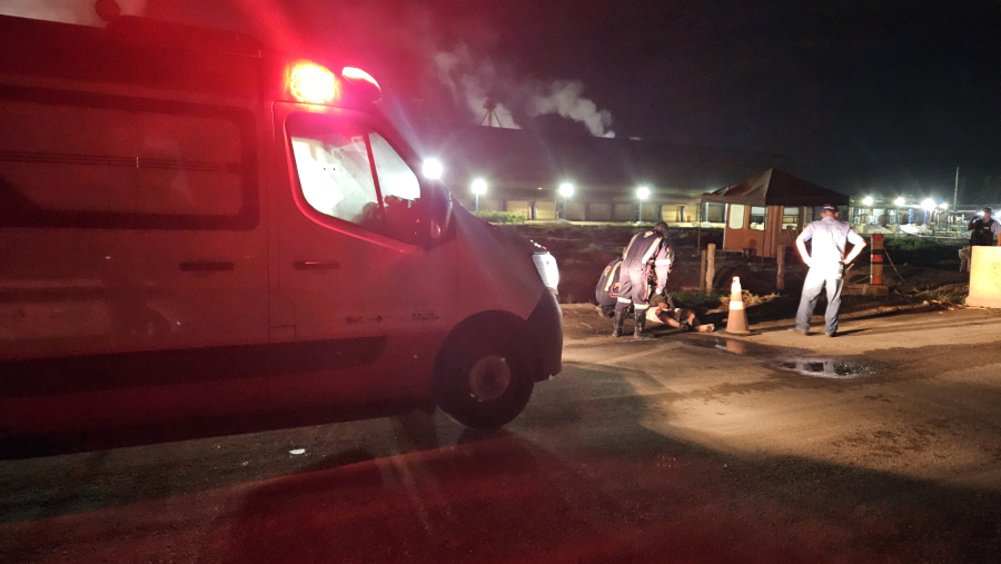 Motociclista colide com corrente e fica ferido na noite deste domingo em São Miguel dos Campos