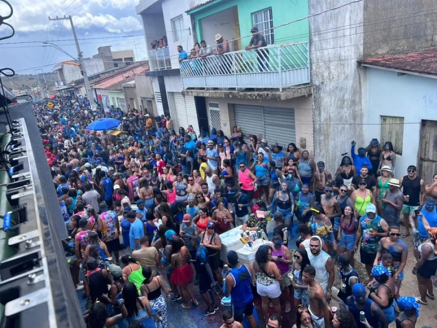 Mar de tinta azul: Bloco Tudo Azul celebra 82 anos e arrasta multidão pelas ruas de Murici