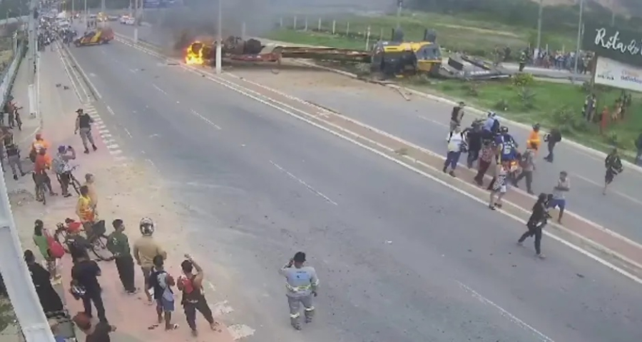 Motorista e acompanhante morrem carbonizados após carreta cegonha tombar