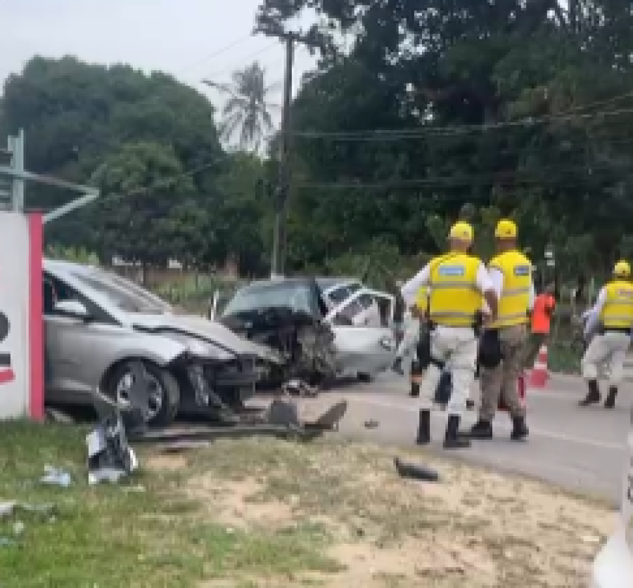 Colisão frontal entre HB20 e Paraty deixa quatro feridos no bairro de Ipioca