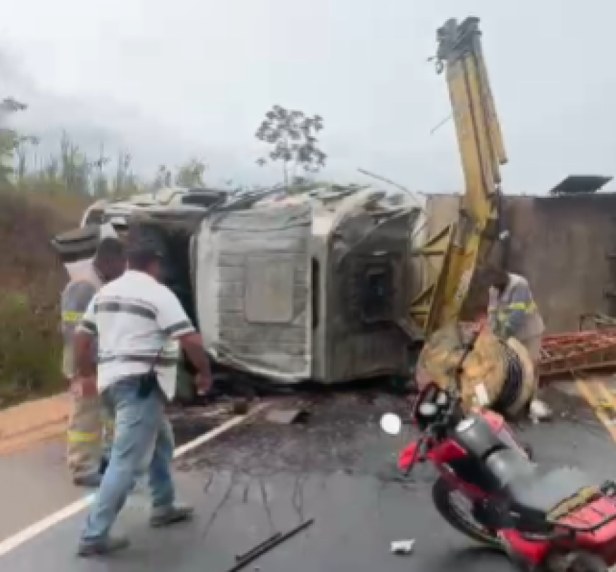 Carreta tomba e deixa quatro feridos na BR-416 em Colônia Leopoldina
