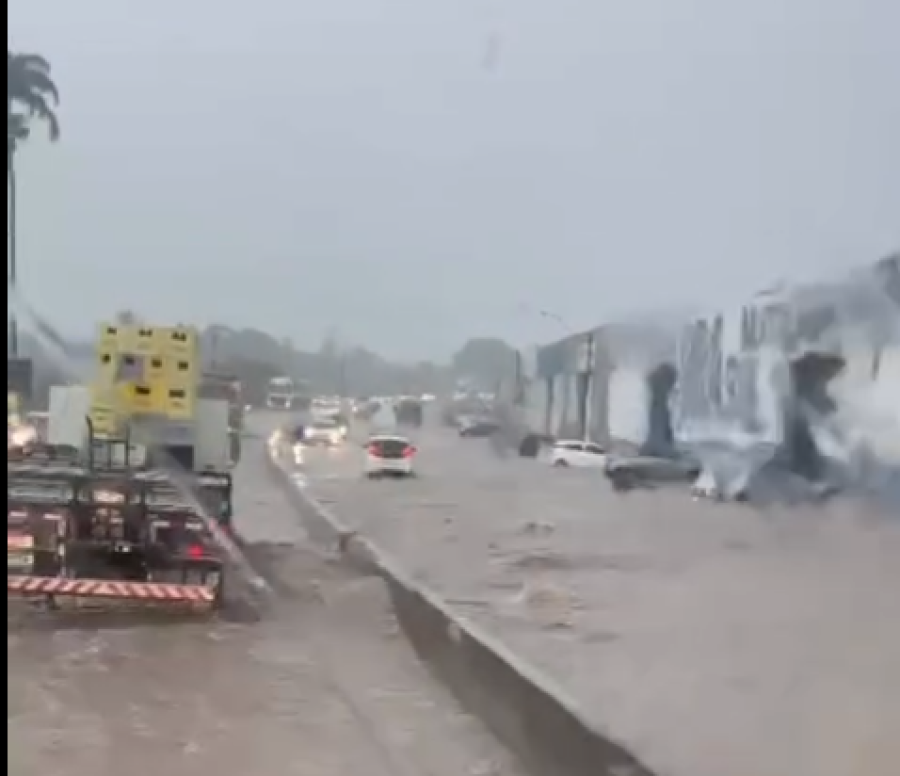 Temporal destrói calçamento, abre crateras e isola moradores em diversos bairros de Arapiraca