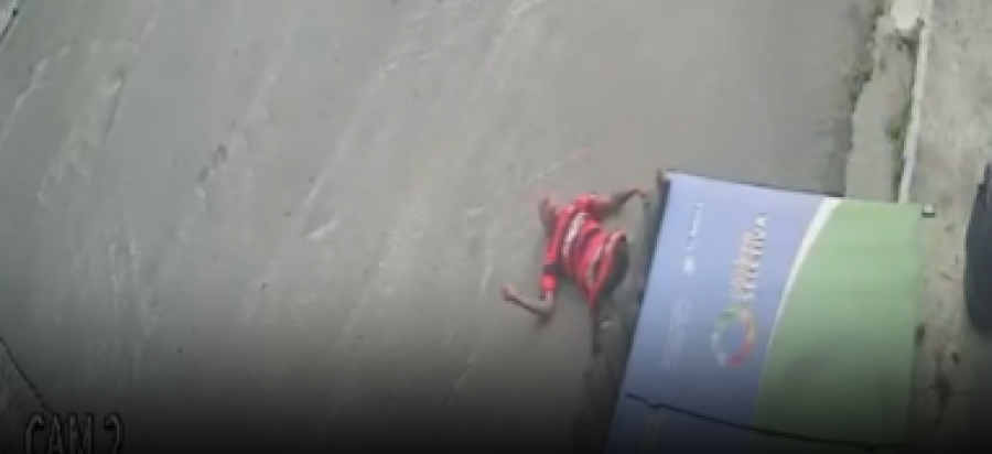 Vândalo tenta destruir coletor de lixo, é esmagado pela estrutura, mas volta para incendiar o equipamento em Penedo