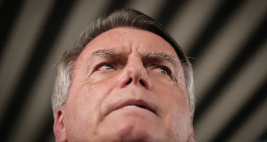 Bolsonaro é internado em UTI com pneumonia grave; médico estima ao menos sete dias de hospitalização
