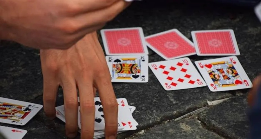 Briga por jogo de baralho termina com três parentes esfaqueados em Porto Real do Colégio