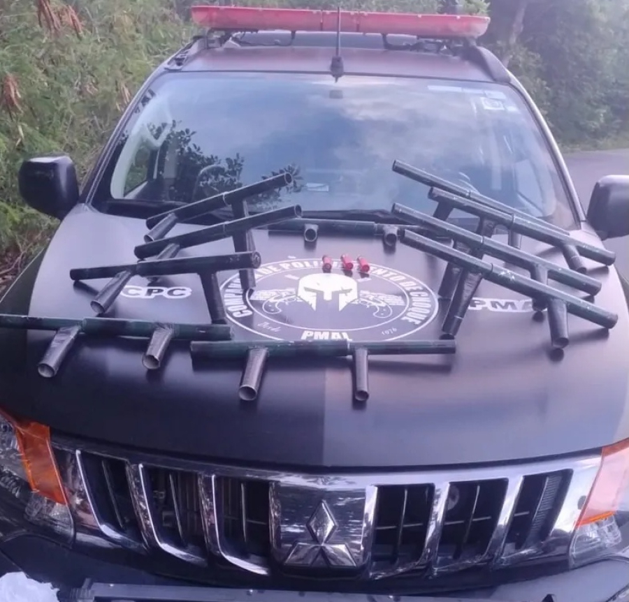 PM apreende arsenal do Comando Vermelho escondido em área de mata no Pontal da Barra