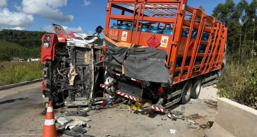 Colisão entre caçamba e caminhão de gás deixa motorista preso às ferragens em Maceió