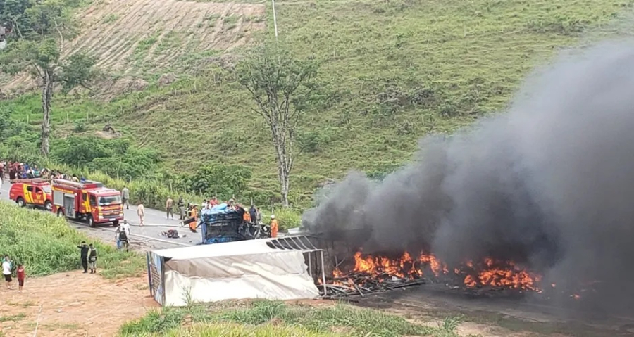 Vídeo: Colisão frontal entre carretas deixa feridos e causa incêndio em Joaquim Gomes