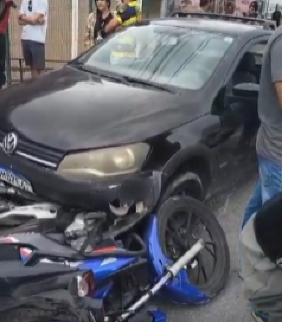 Colisão entre carro e moto deixa mulher ferida ao lado de shopping no Benedito Bentes