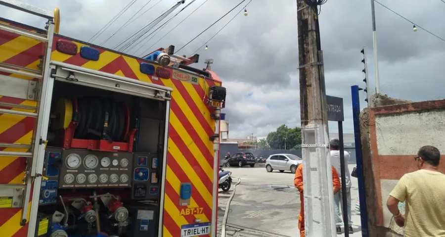 Carro pega fogo na Avenida Ceci Cunha e mobiliza Corpo de Bombeiros em Arapiraca