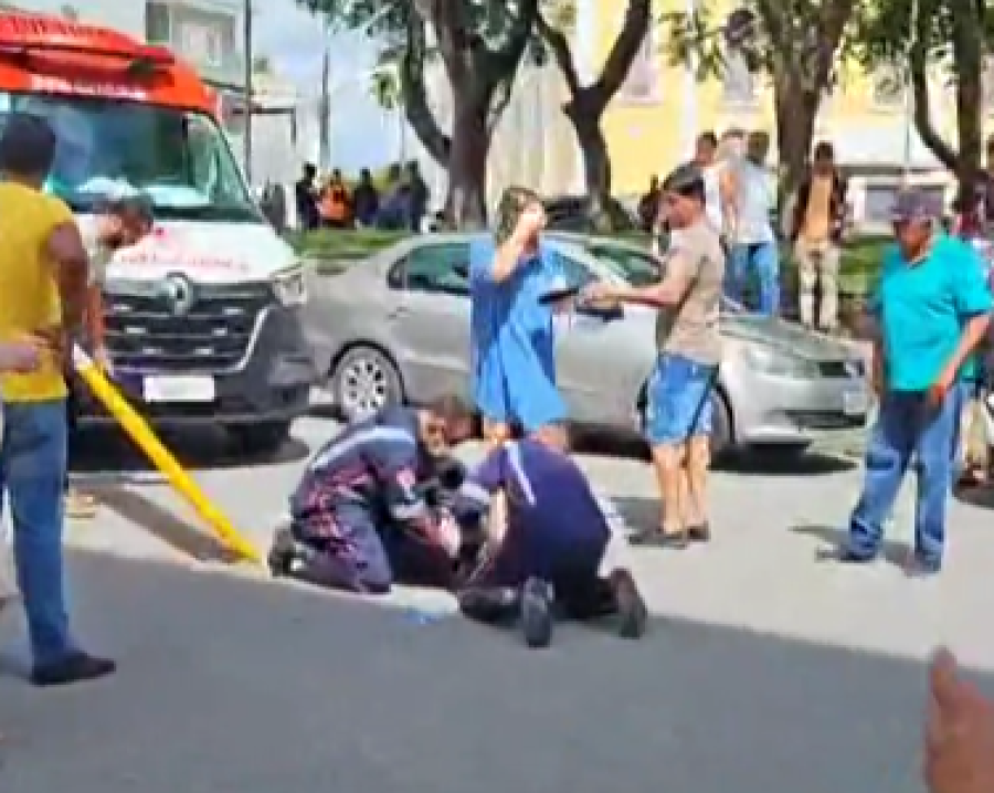 Idosa de 78 anos cai de moto no Centro de São Miguel e espera socorro no asfalto quente após Central do SAMU suspeitar de trote