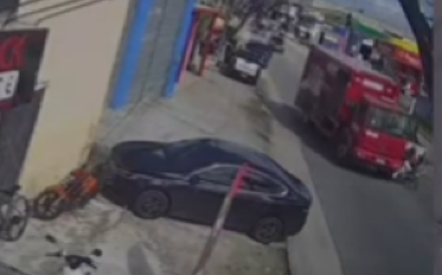 Vídeo: Motociclista vai parar embaixo de caminhão após colisão em Penedo