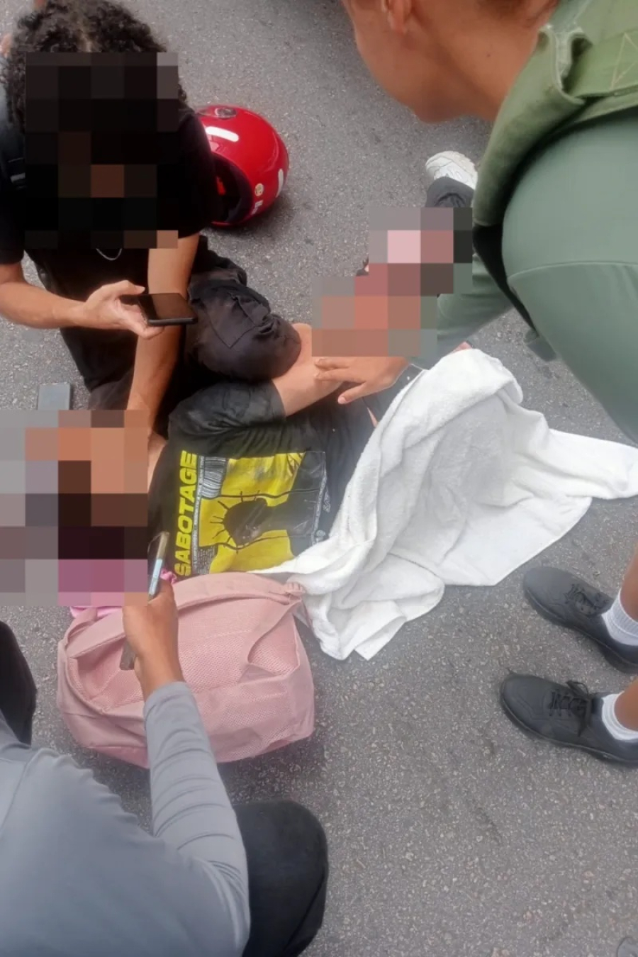 Colisão entre micro-ônibus e moto deixa jovem de 19 anos com fratura exposta na Durval de Góes Monteiro