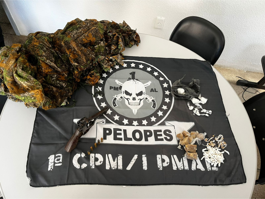 PM desarticula grupo criminoso e apreende arma e drogas em Roteiro