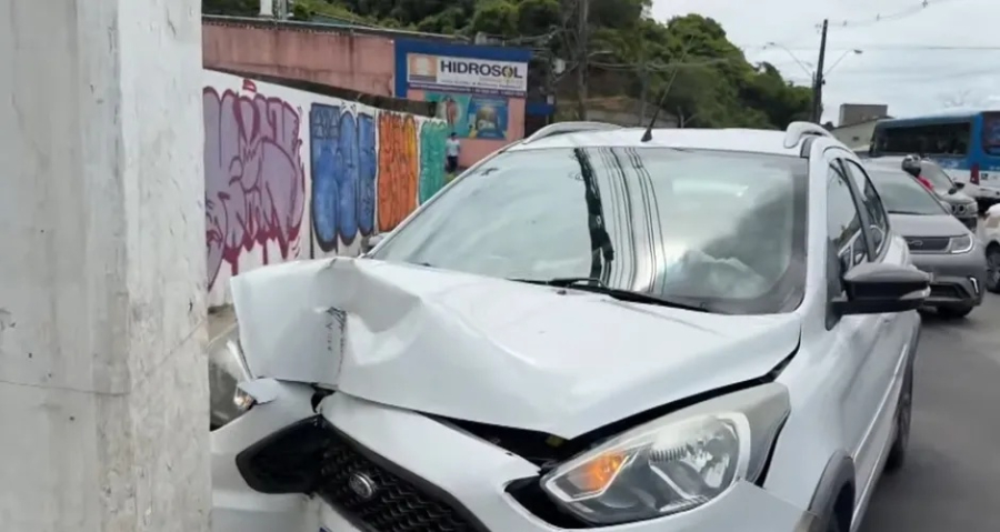 Motorista se distrai com GPS e colide contra poste na Ladeira Geraldo Melo, em Maceió
