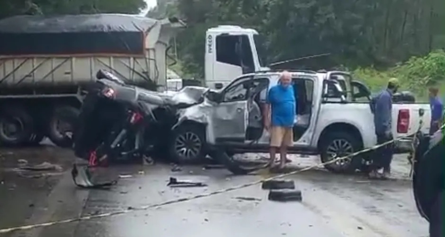 Colisão frontal entre caminhonete e carro deixa um morto na BR-316, em Atalaia