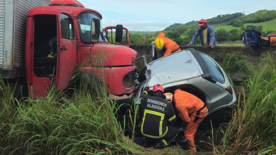 Colisão frontal entre Celta e caminhão deixa um morto e quilômetros de congestionamento na BR-101