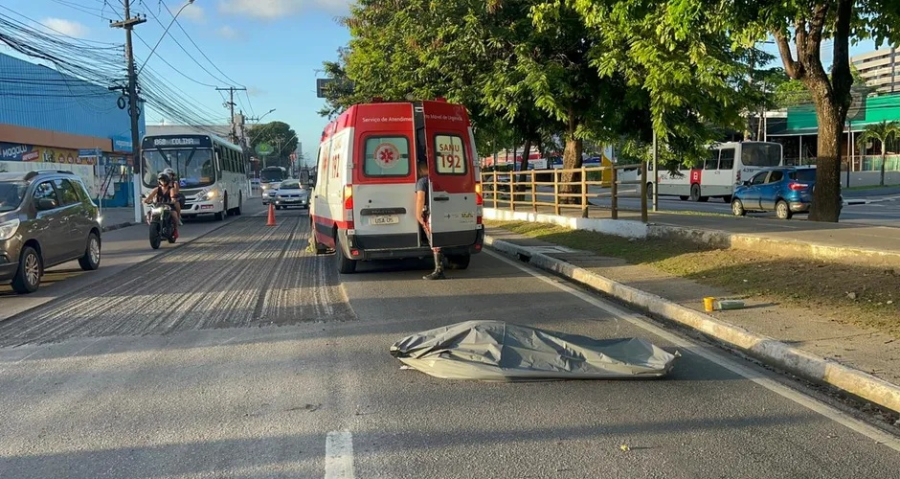 Motociclista de 36 anos morre após colisão com carro em trecho de obras na Fernandes Lima